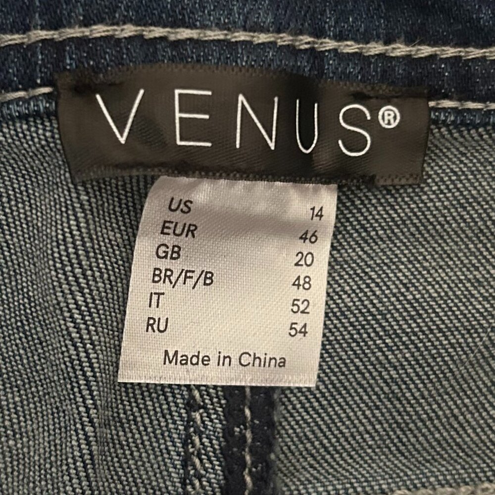 Venus Jean Shorts with Lace - Picture 4 of 4